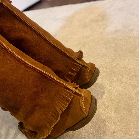 Canadian made, genuine leather, calf height tasseled moccasins - Picture 4 of 7